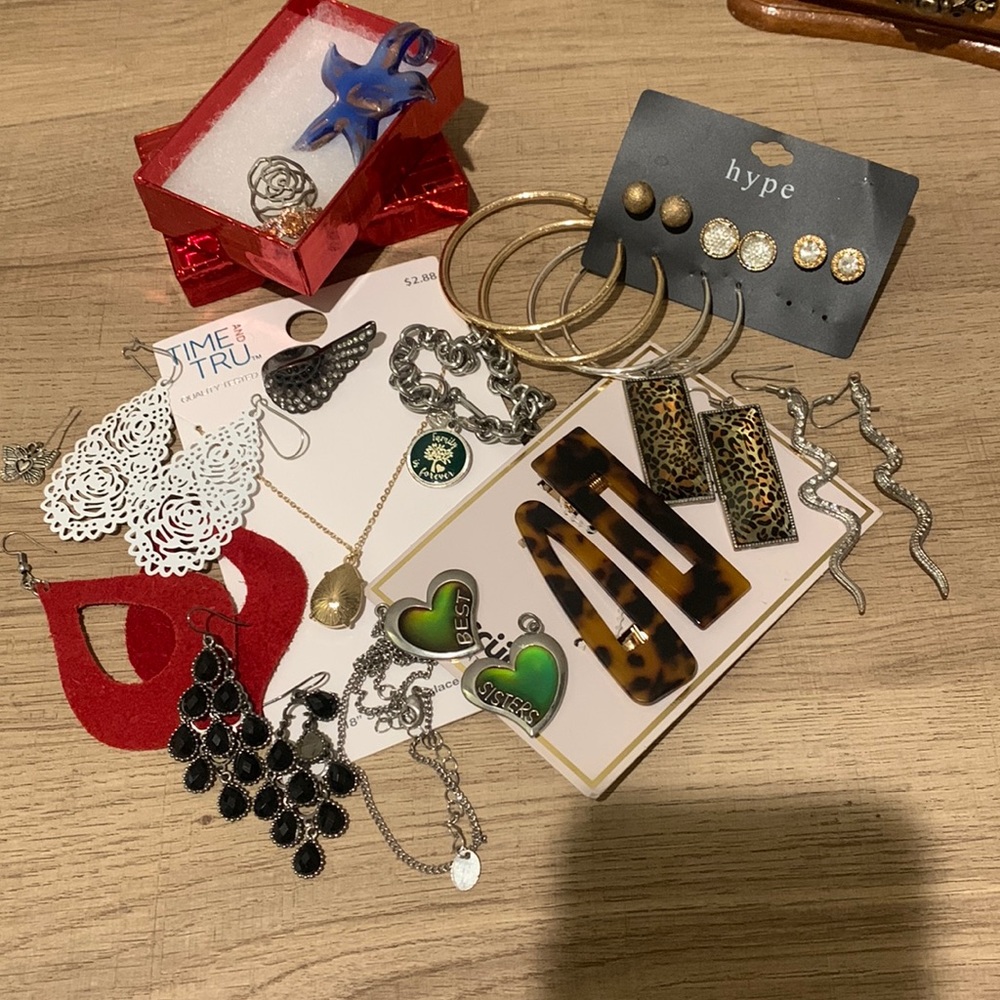 Bundle of jewelry/accessories